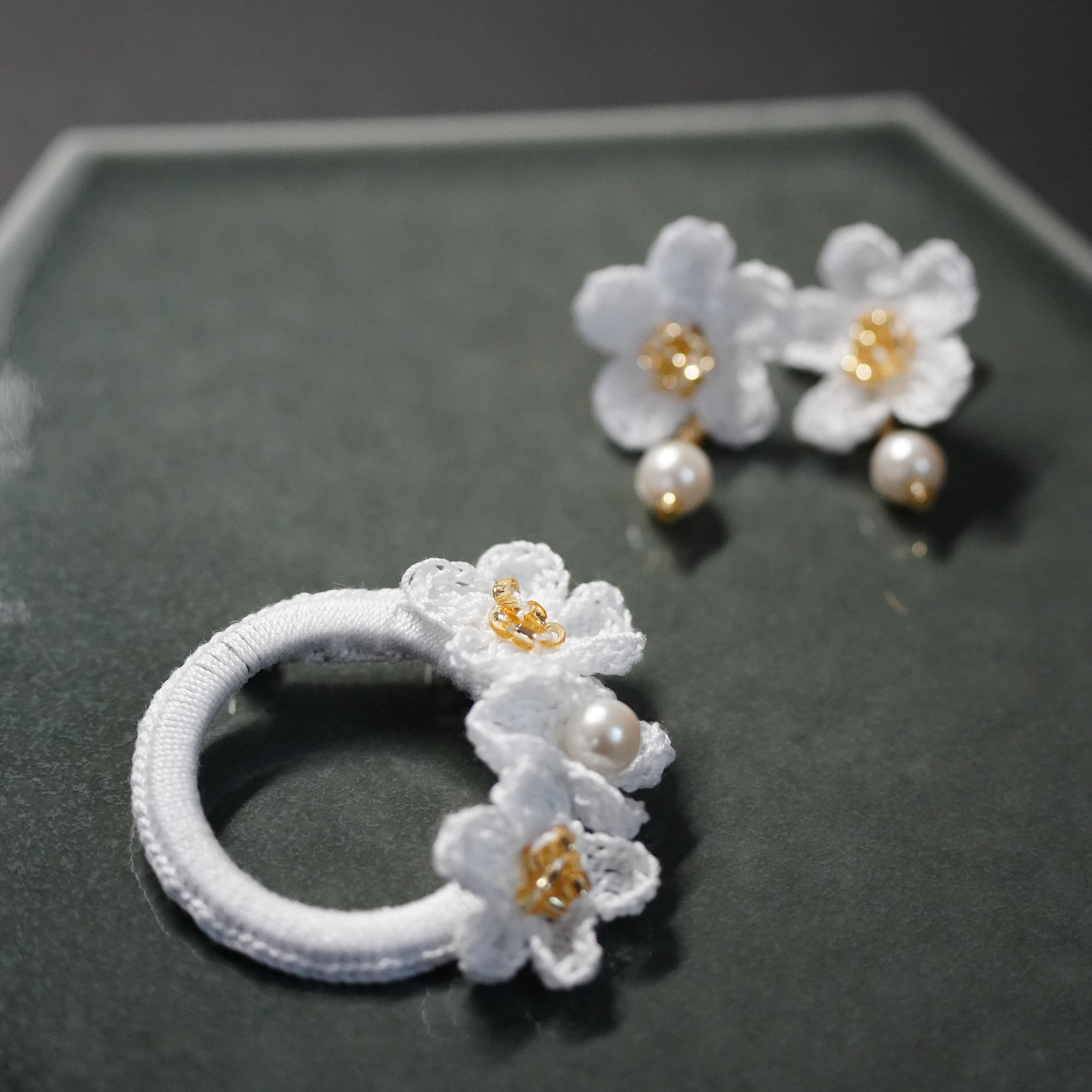 ビーズクロッシェ 白いお花のブローチ