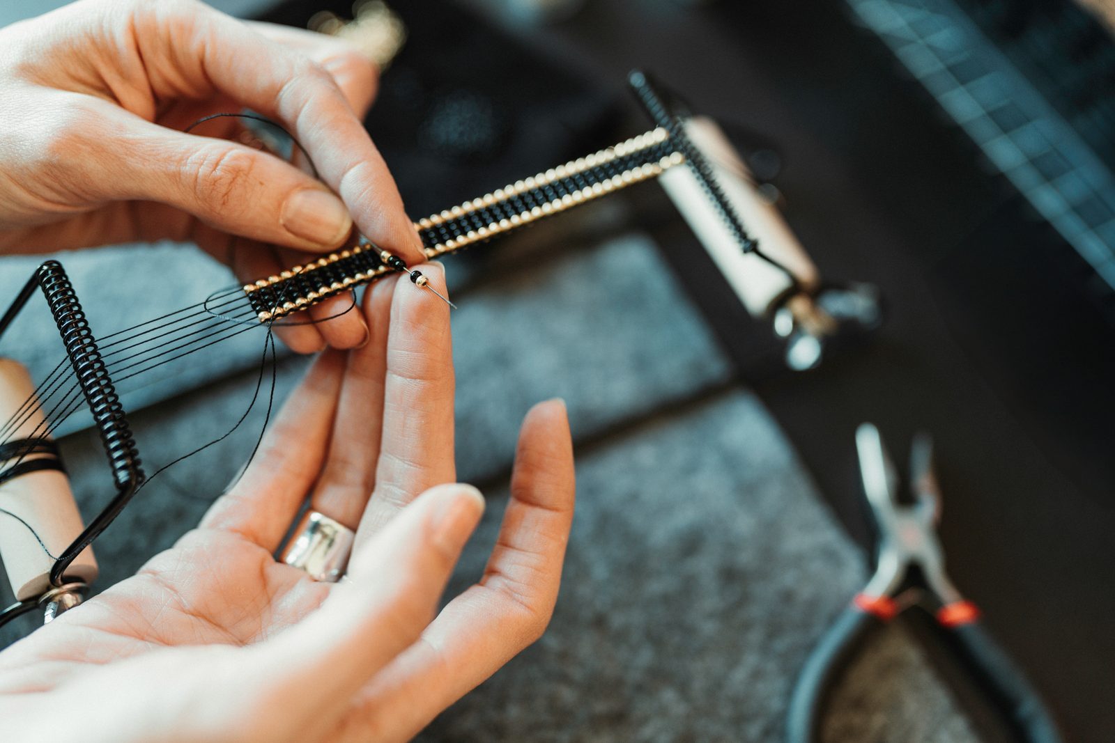 ハンドメイドアクセサリーの制作風景