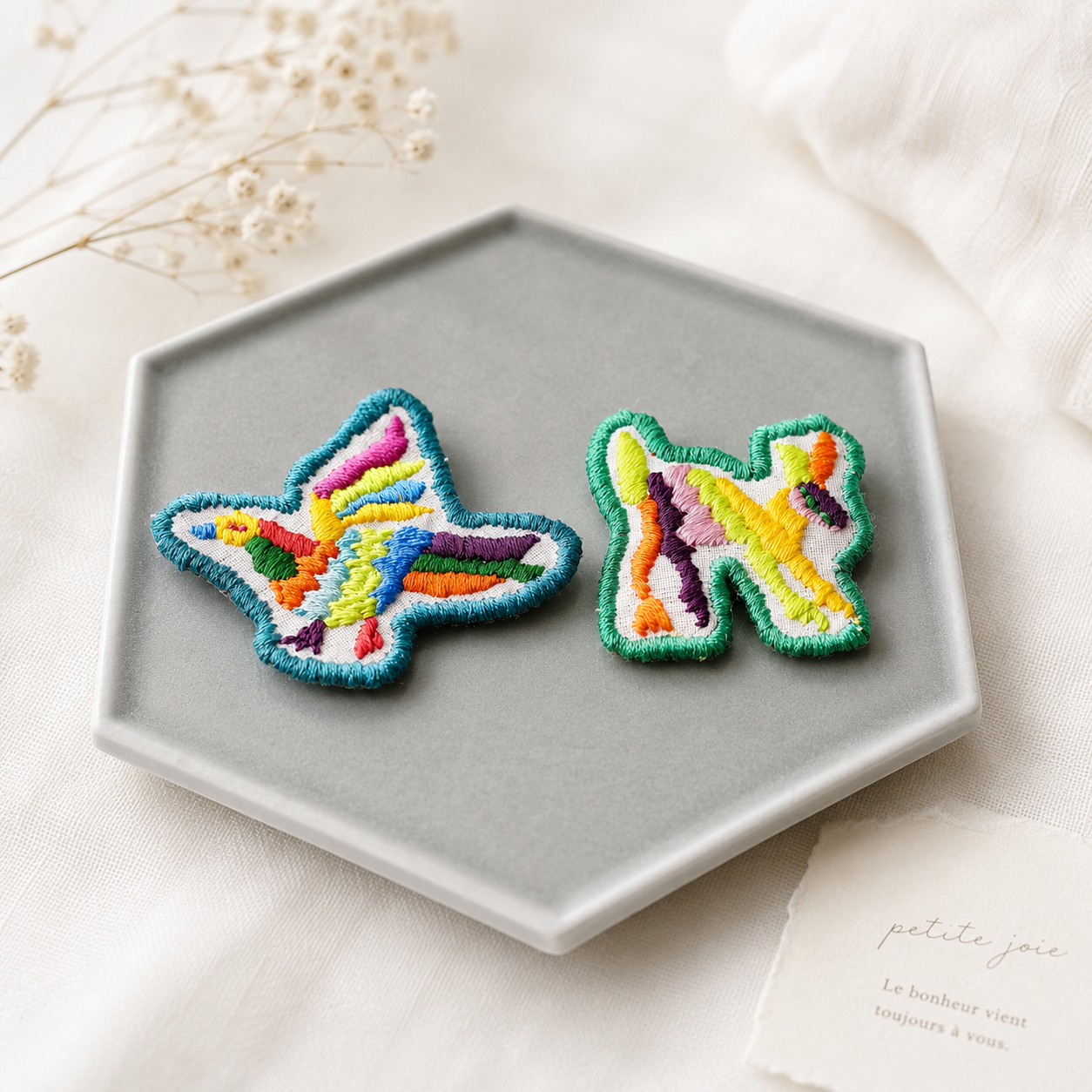 オトミ刺繍ブローチ 鳥とロバ — MRE handmade